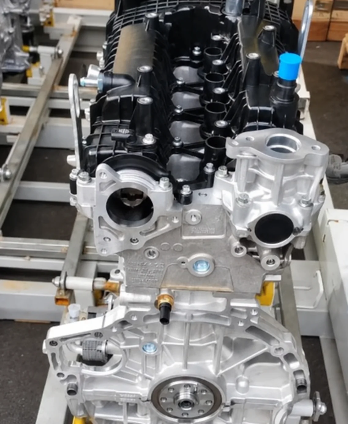 Conjunto de motor de automóvil con sus componentes acoplados.