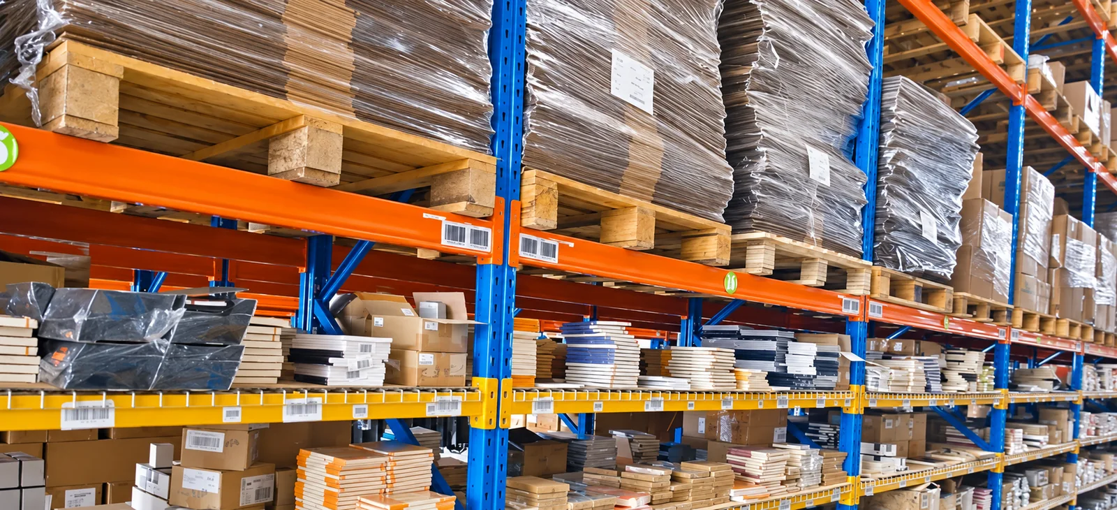 Estanterías de almacén con cajas y mercancías almacenadas.